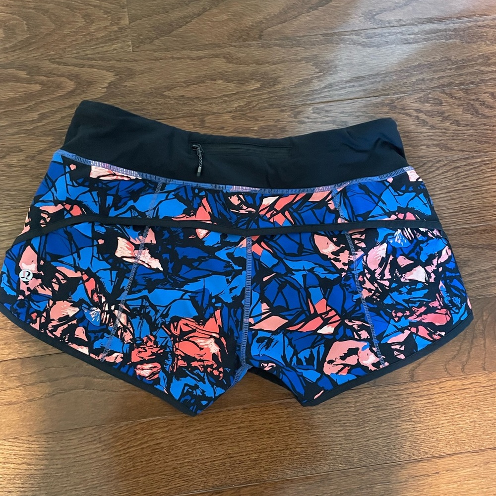 Lululemon 2.5” Shorts (lined)